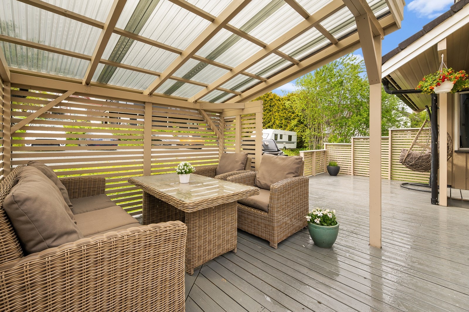 Koselig terrasse med overbygg ble etablert i 2019 Galleribilde