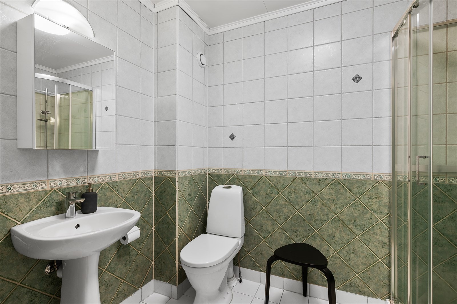 Badet i 1.etasje ble flislagt i 2002 og har behagelig gulvvarme Galleribilde