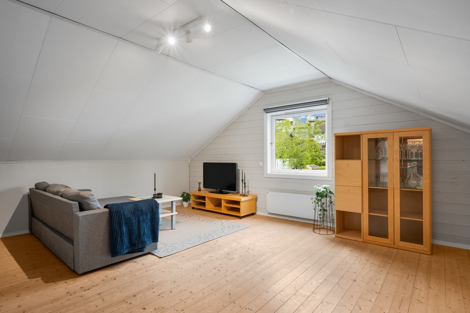 Loft er opprinnelig beskrevet som disponibelt rom, men er i dag innredet og brukt som loftstue Galleribilde