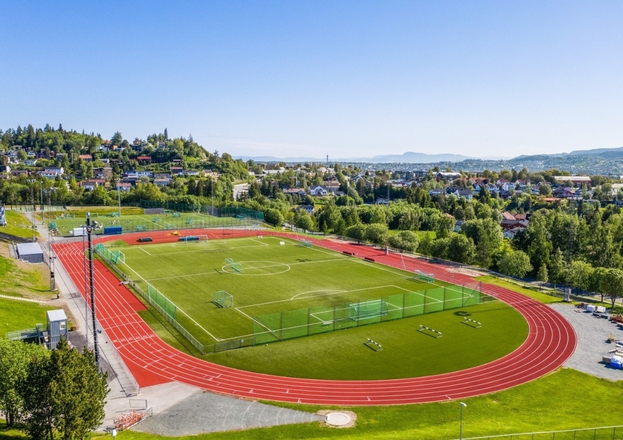 Dalgård idrettsanlegg som har treningsfasiliteter som ishall, fotballbaner (både naturgress og kunstgress), friidrettsbane, padel og flerbrukshall Galleribilde