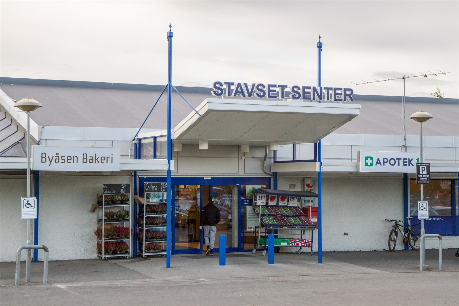 På Stavsetsenteret har man stor Rema1000 butikk, Mester Grønn, Mama Mia restaurant, Bakeri og Apotek Galleribilde