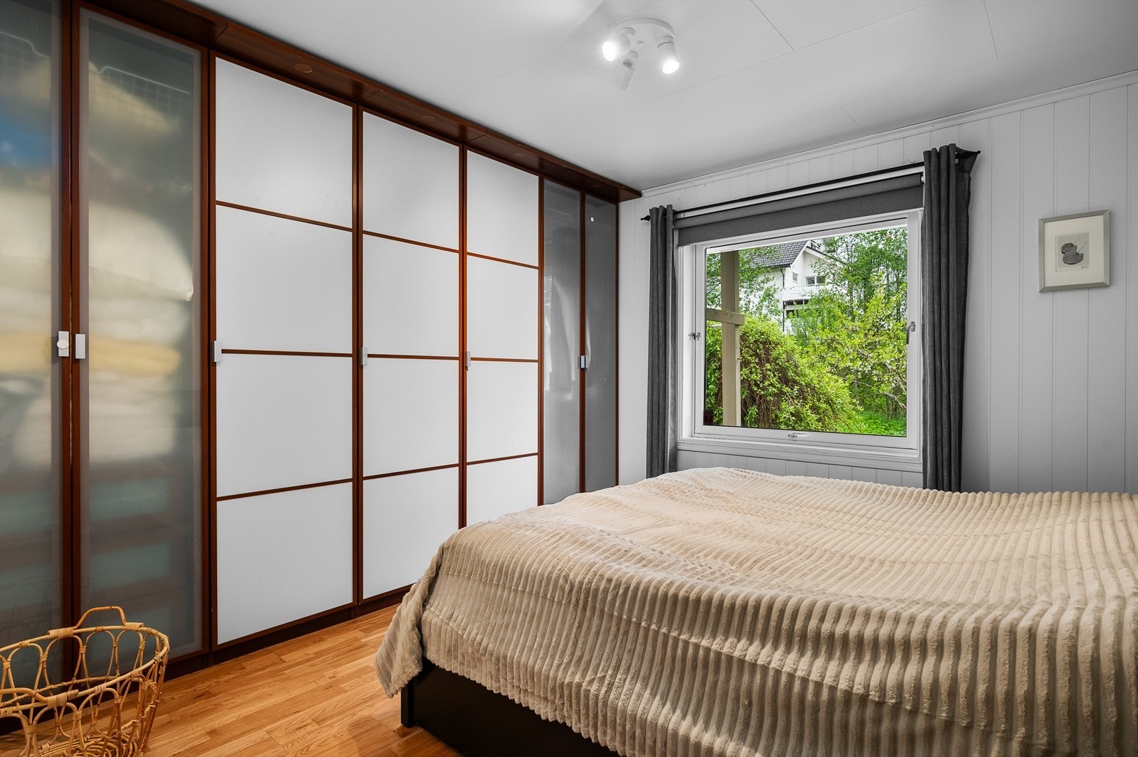 Soverom med stor garderobe Galleribilde