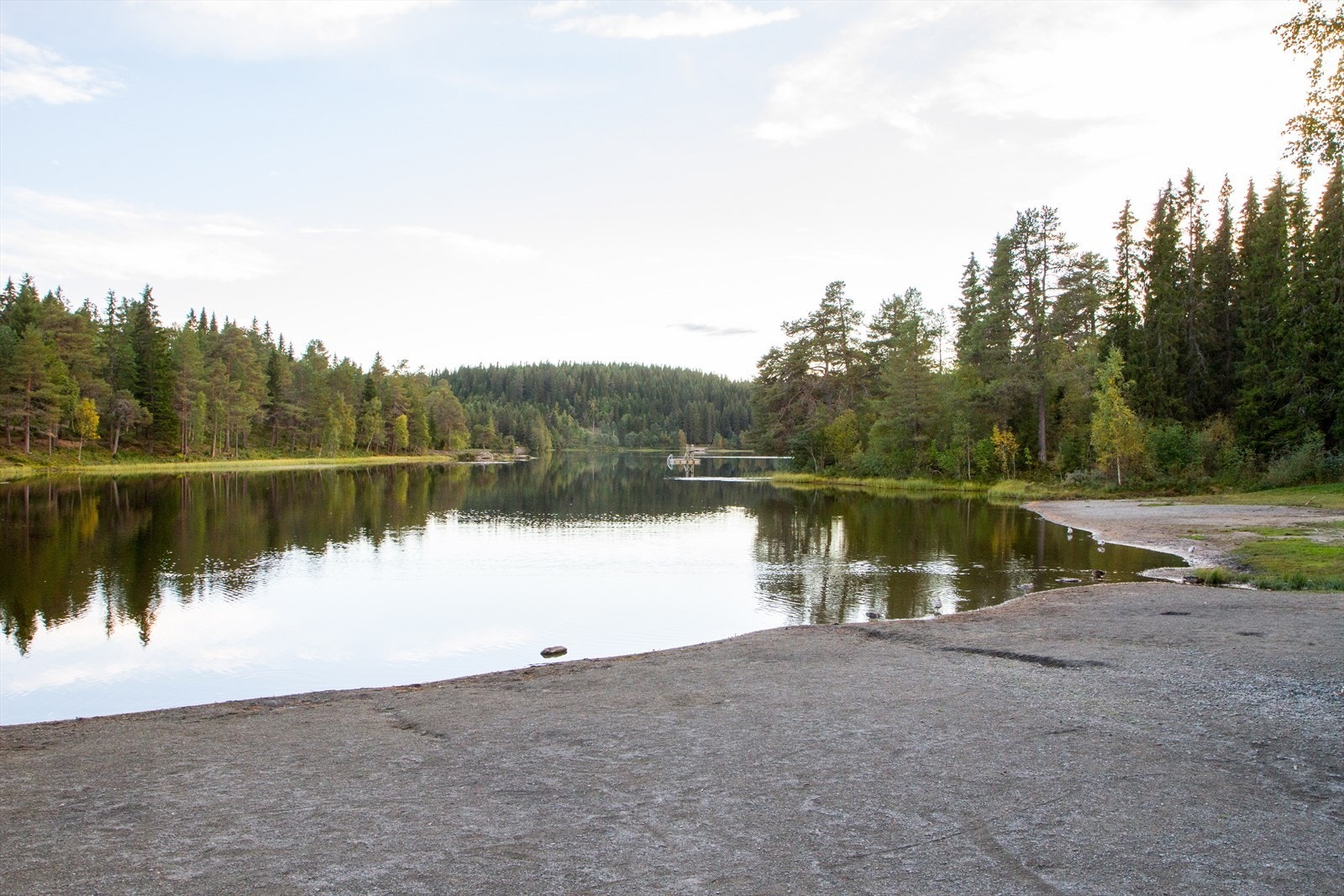 Det er gangavstand til Haukvatnet. Her er det er tilrettelagt for handikappende med tilgang til vannet og 2,3km asfaltert rullestolløype. Rundt vannet er det sitteplasser med grillmuligheter, sandvolleyballbane og flytebrygge med stupetårn Galleribilde