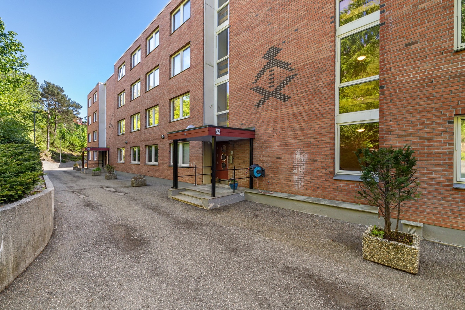 Man kan kjøre til døren for av- og pålossing. Galleribilde