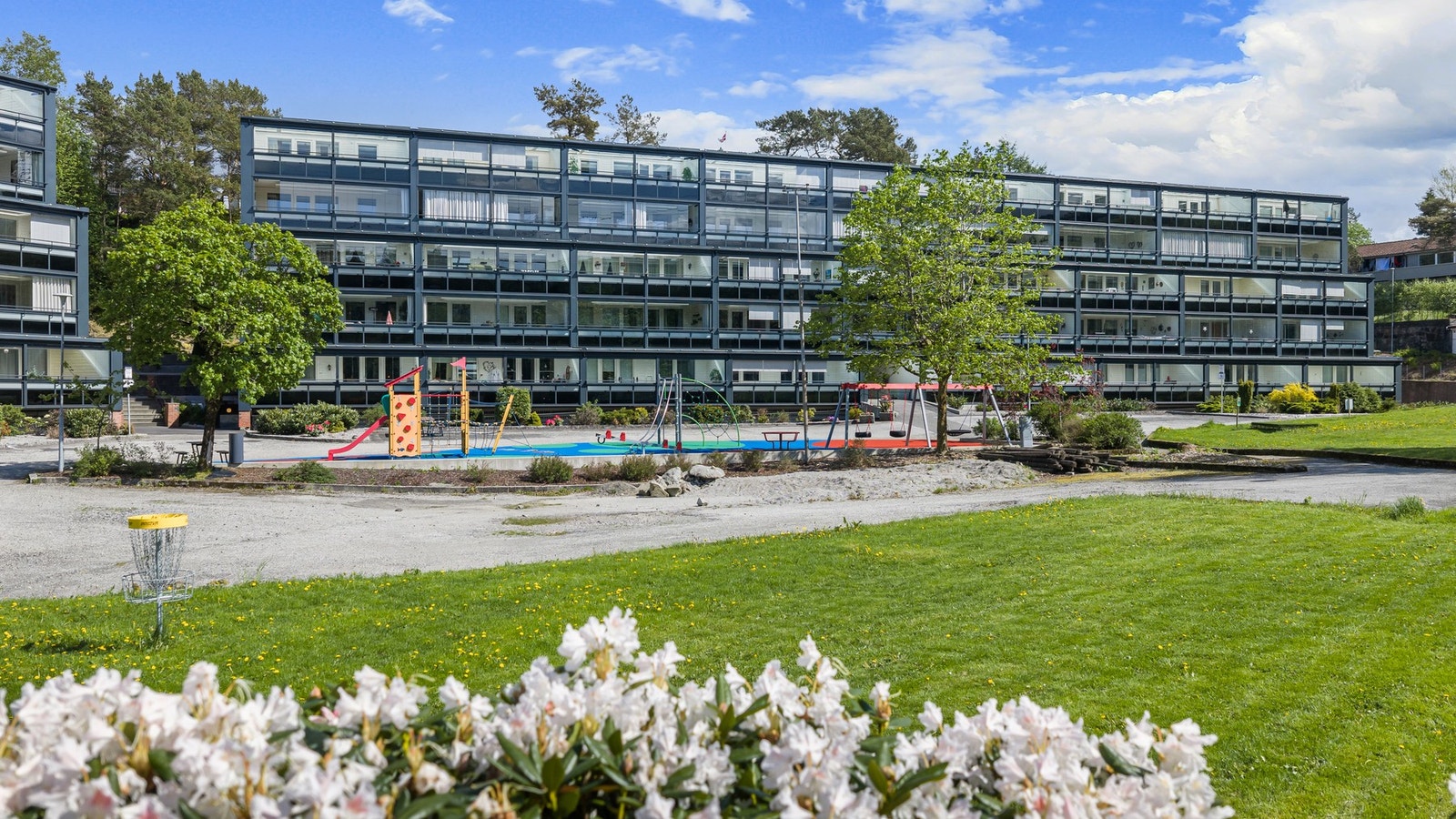 Flere fine lekeapparater og stor gressplen Galleribilde