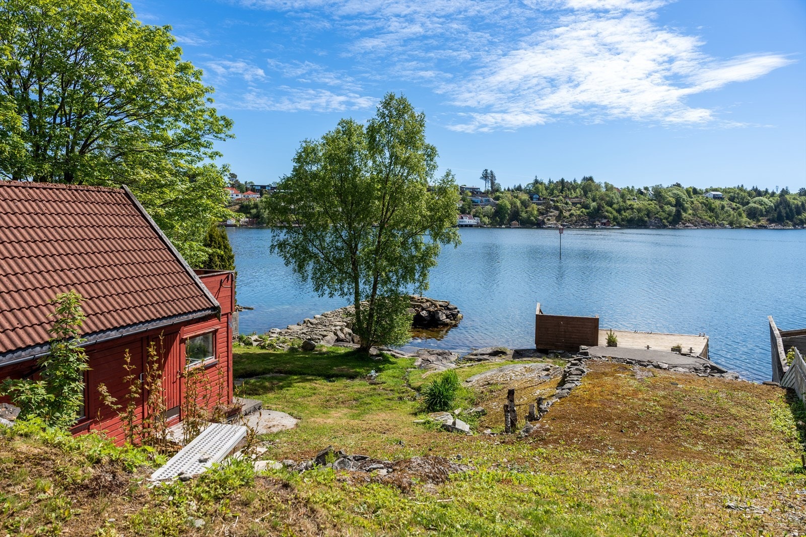 Tomten er flott opparbeidet med gruset veg, brygge, steinmolo, støpt plate og plen. Delvis naturtomt. Galleribilde