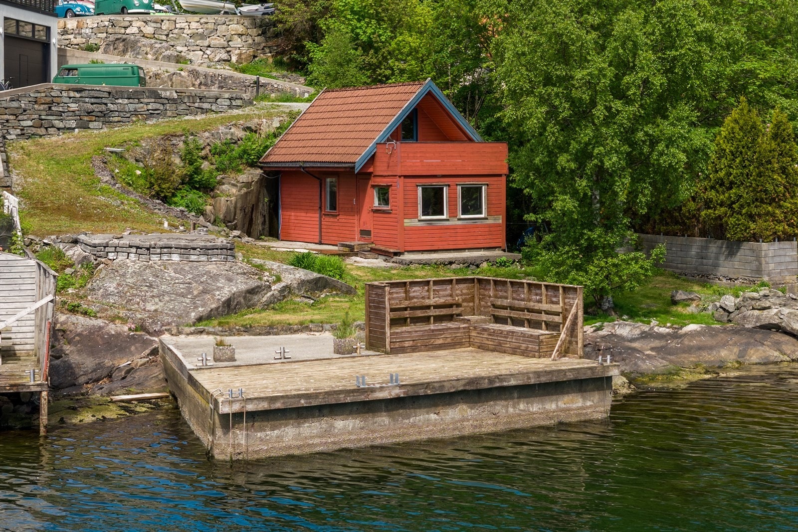 Stor brygge hvor man kan nyte herlige sommerdager Galleribilde
