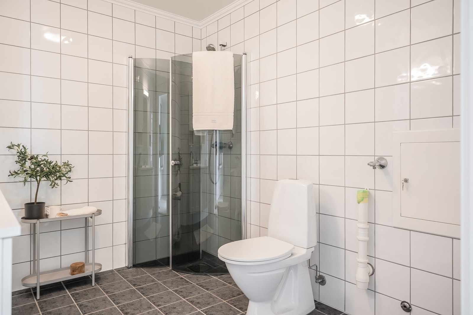 Badet har varmekabler i gulv og balansert ventilasjon. Det er ikke avdekt fukt ihht takstrapport. Galleribilde