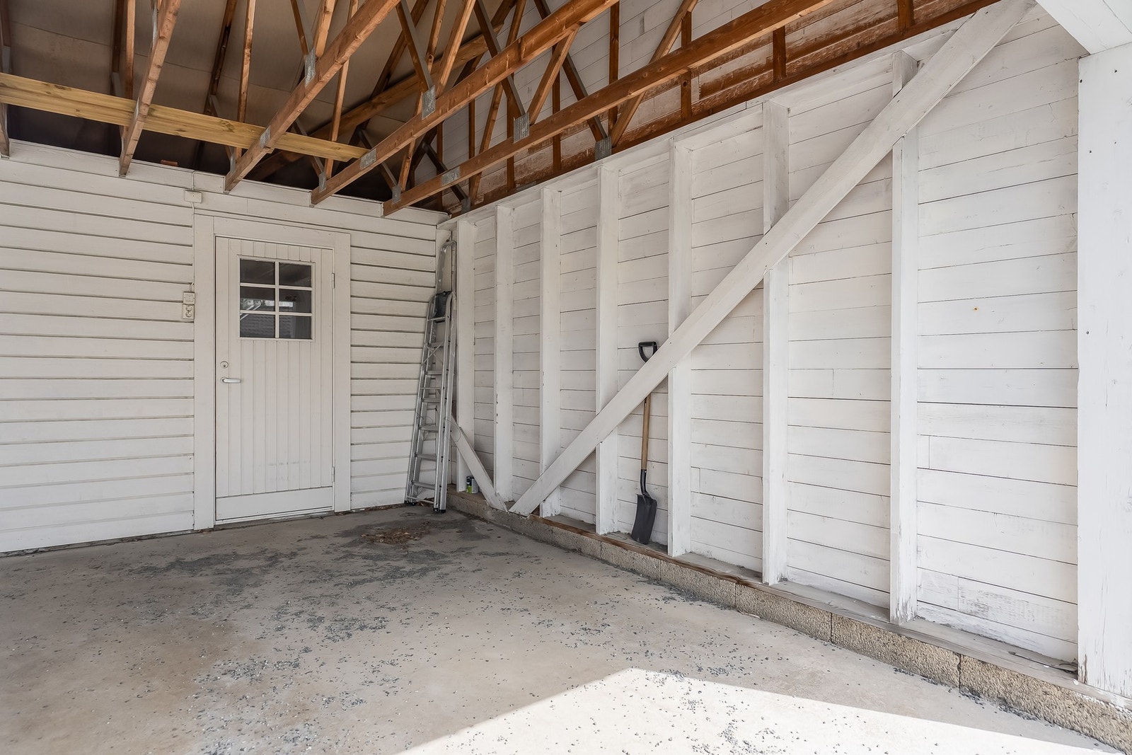 Med leiligheten så medfølger det fast parkeringsplass i carport og bod. Galleribilde