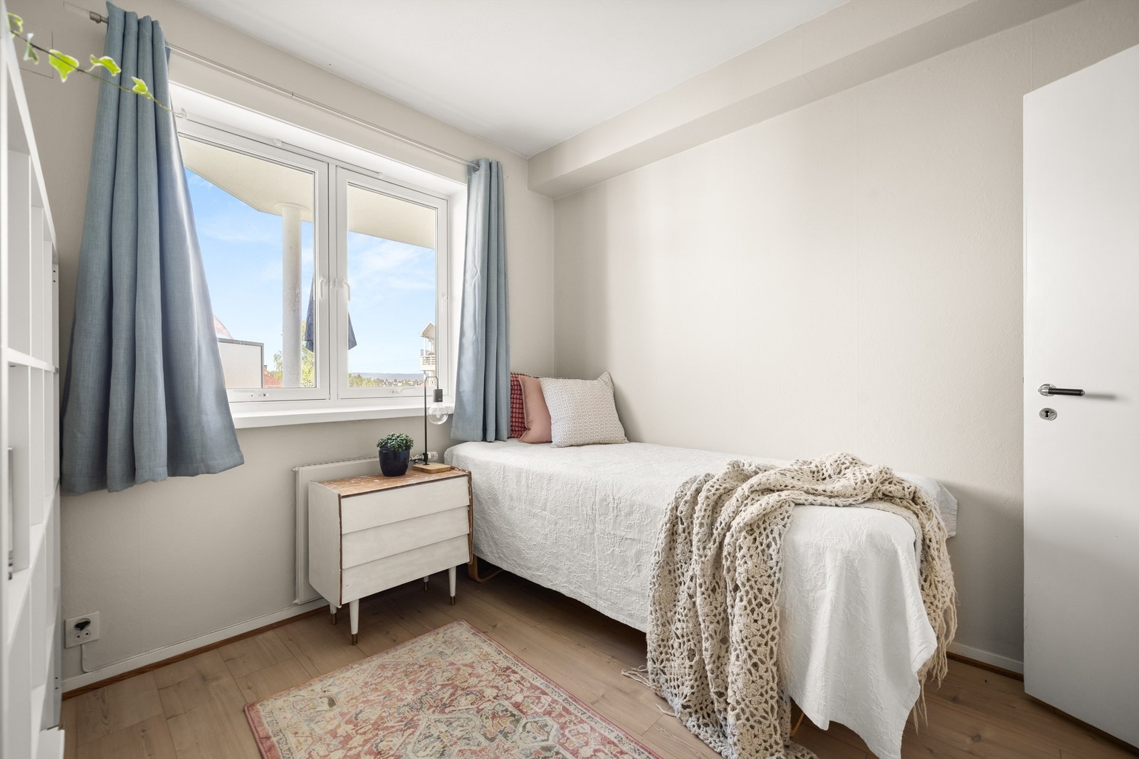 Rommet har plass til seng og oppbevaring, og de lyse overflatene kombinert med vindusflater gir en luftig og hyggelig atmosfære. Galleribilde