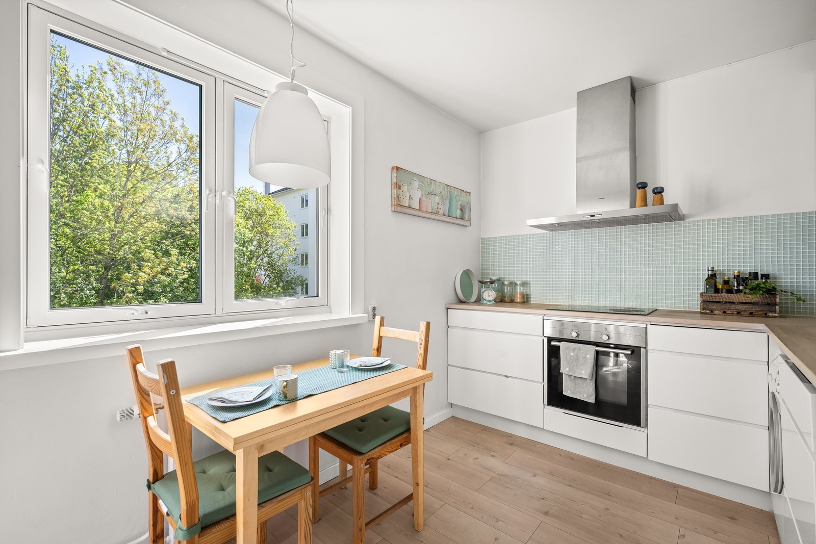 Kjøkkenet ble oppgradert i 2012 og fremstår moderne og funksjonelt med glatte, lyse fronter og godt med skap- og benkeplass. Her er det plass til en spiseplass ved vinduet. Galleribilde