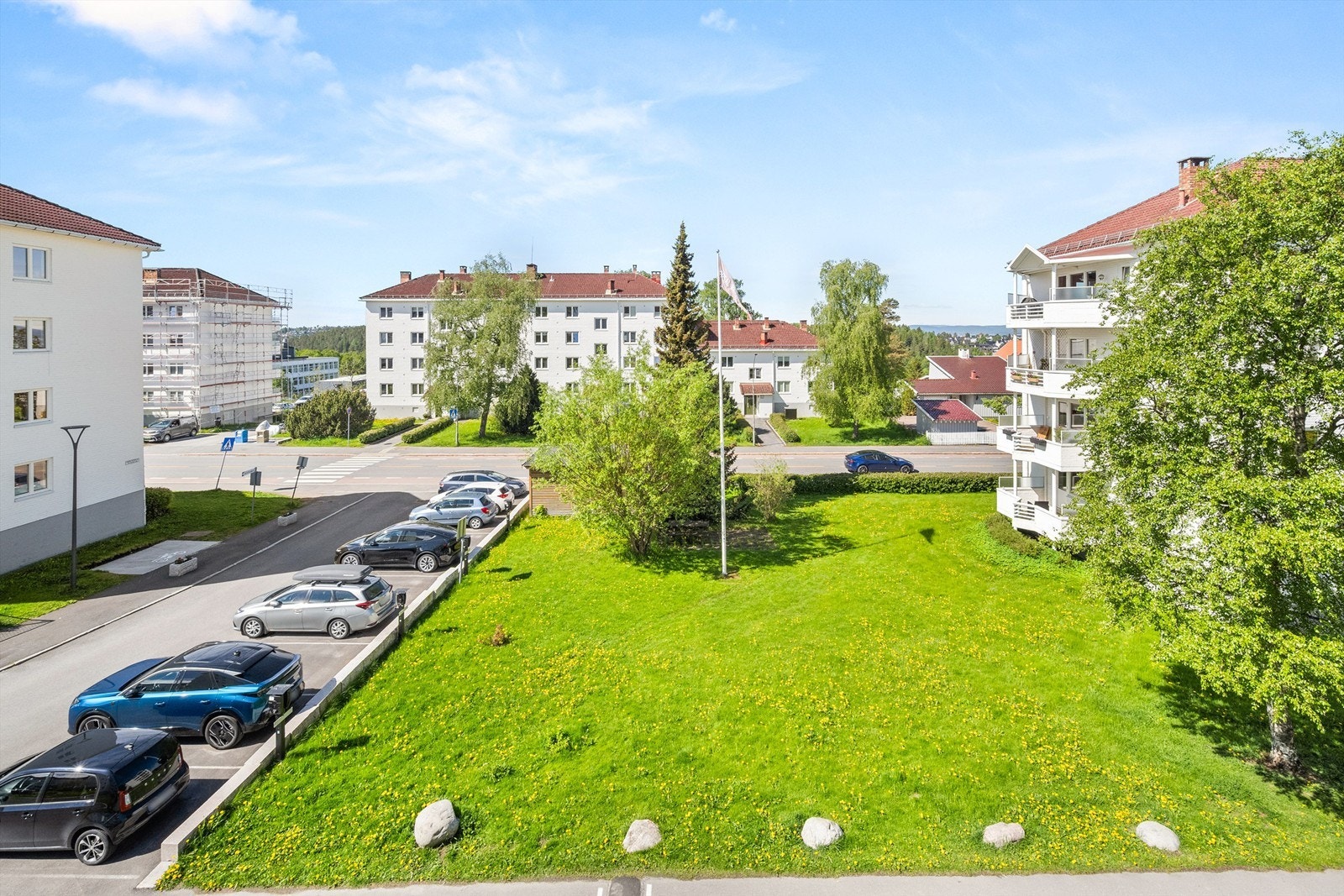 Utsikt over nærområdet.
Blokkrekka til nr 46, ligger tilbaketrukket fra Haakon Tveters vei. Galleribilde