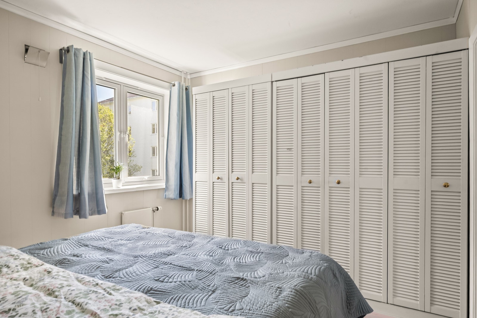 Langs hele den ene veggen er det innebygde garderobeskap med lamelldører som gir svært gode oppbevaringsmuligheter uten å oppta ekstra gulvareal. Galleribilde