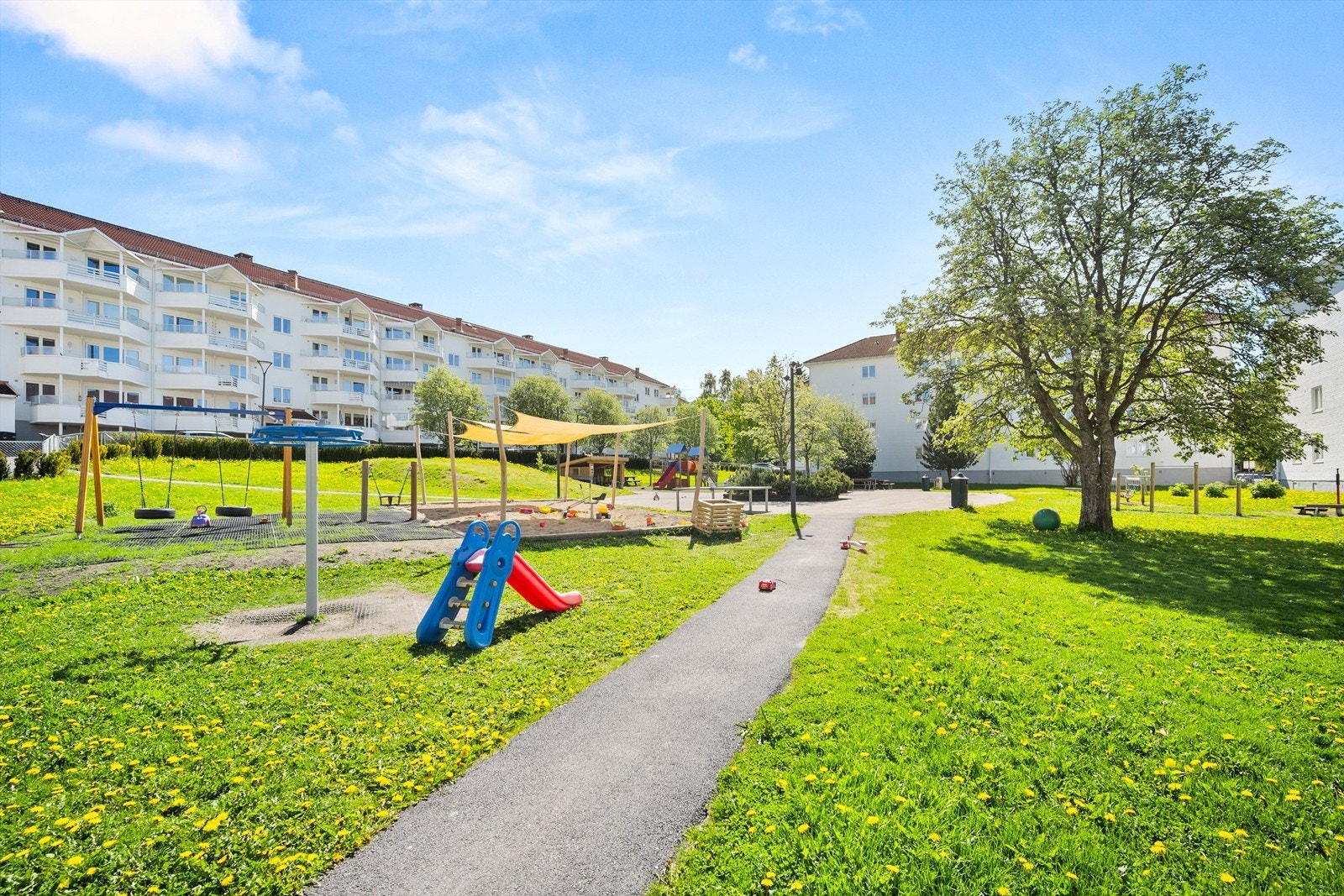 Fellesarealene er opparbeidet med asfalterte internveier, plenarealer, beplantning, lekeområder, sittebenker og sykkelstativer. Det er vedtatt å etablere blomstereng med stedegne arter på deler av borettslagets grøntarealer. Galleribilde