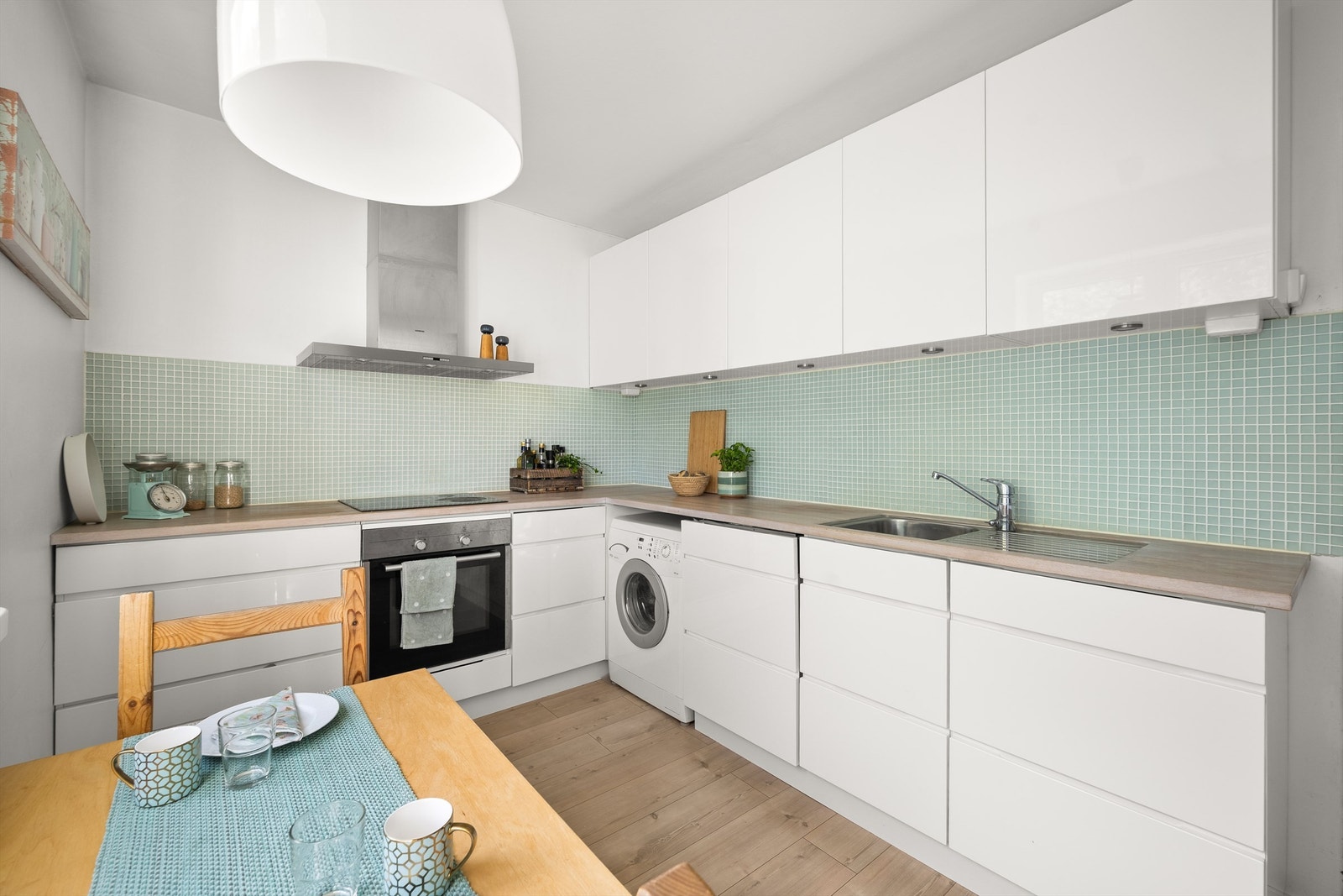 Kjøkkenet er utstyrt med integrert stekeovn, platetopp og oppvaskmaskin, samt frittstående kjøleskap med fryser og vegghengt kullfilterventilator. Det er opplegg for vaskemaskin under benk, og eksisterende vaskemaskin kan medfølge etter nærmere avtale. Galleribilde
