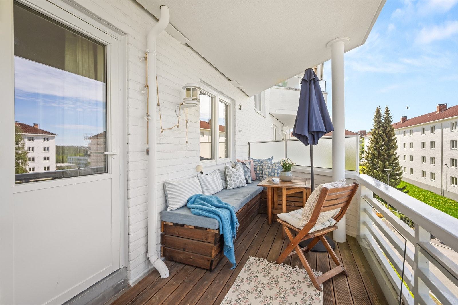Romslig balkong på 9 m² med terrassebord, utelys og stikkontakt. Galleribilde