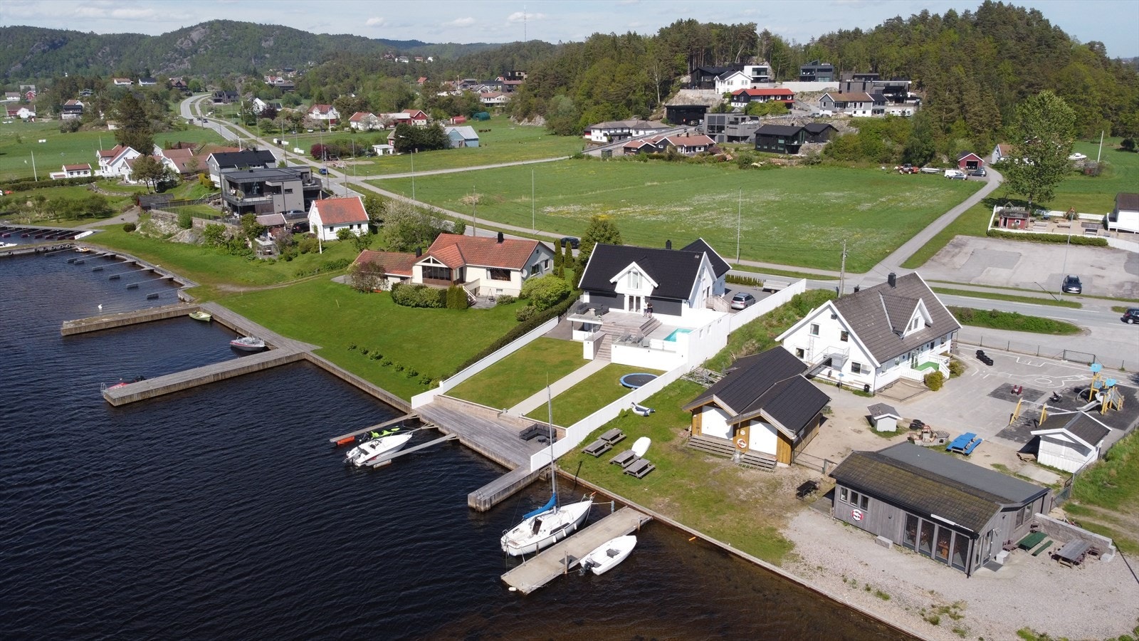 En sjelden perle - denne unike og særdeles flotte eiendommen ligger på en stor, solrik tomt med lang strandlinje og direkte tilgang til sjøen. Her får du ditt eget bryggeanlegg med gode dybdeforhold, perfekte badeforhold og plass til flere båter Galleribilde