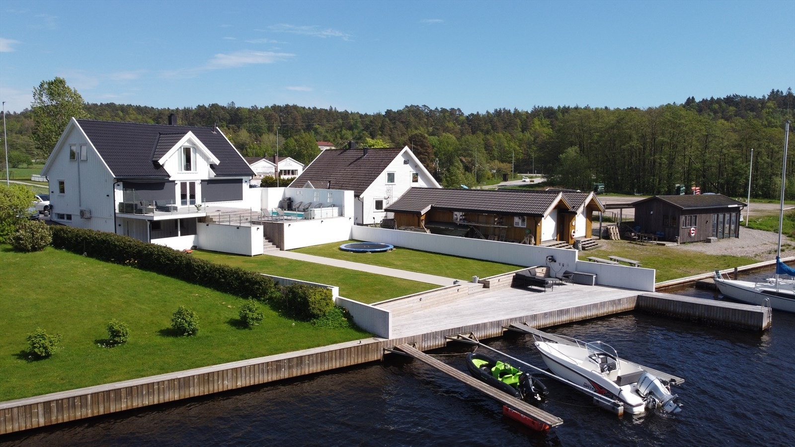 Flott bryggeanlegg med stor brygge og flere uteliggere Galleribilde