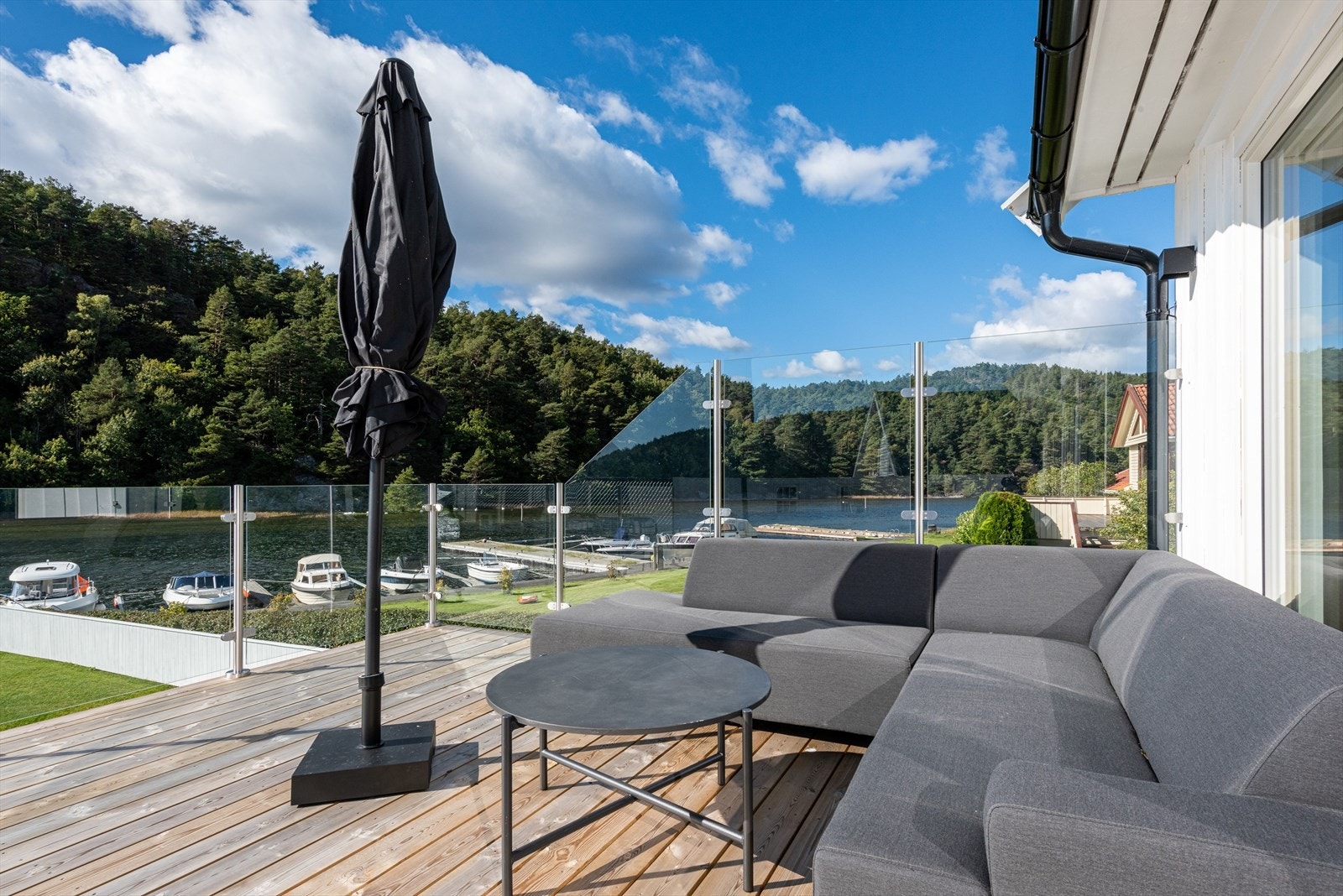 Fra stuen er det adkomst til en stor terrasse på ca. 118m². Galleribilde