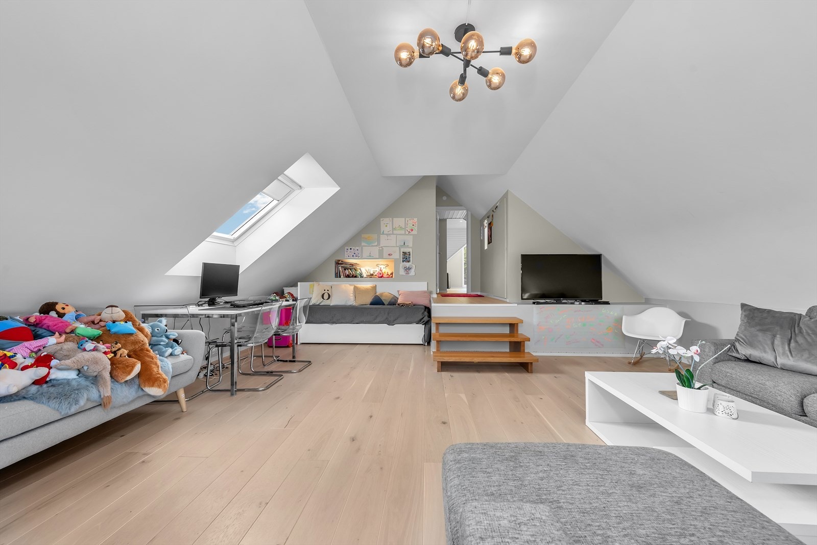 Flott innredet loftsetasje. Galleribilde