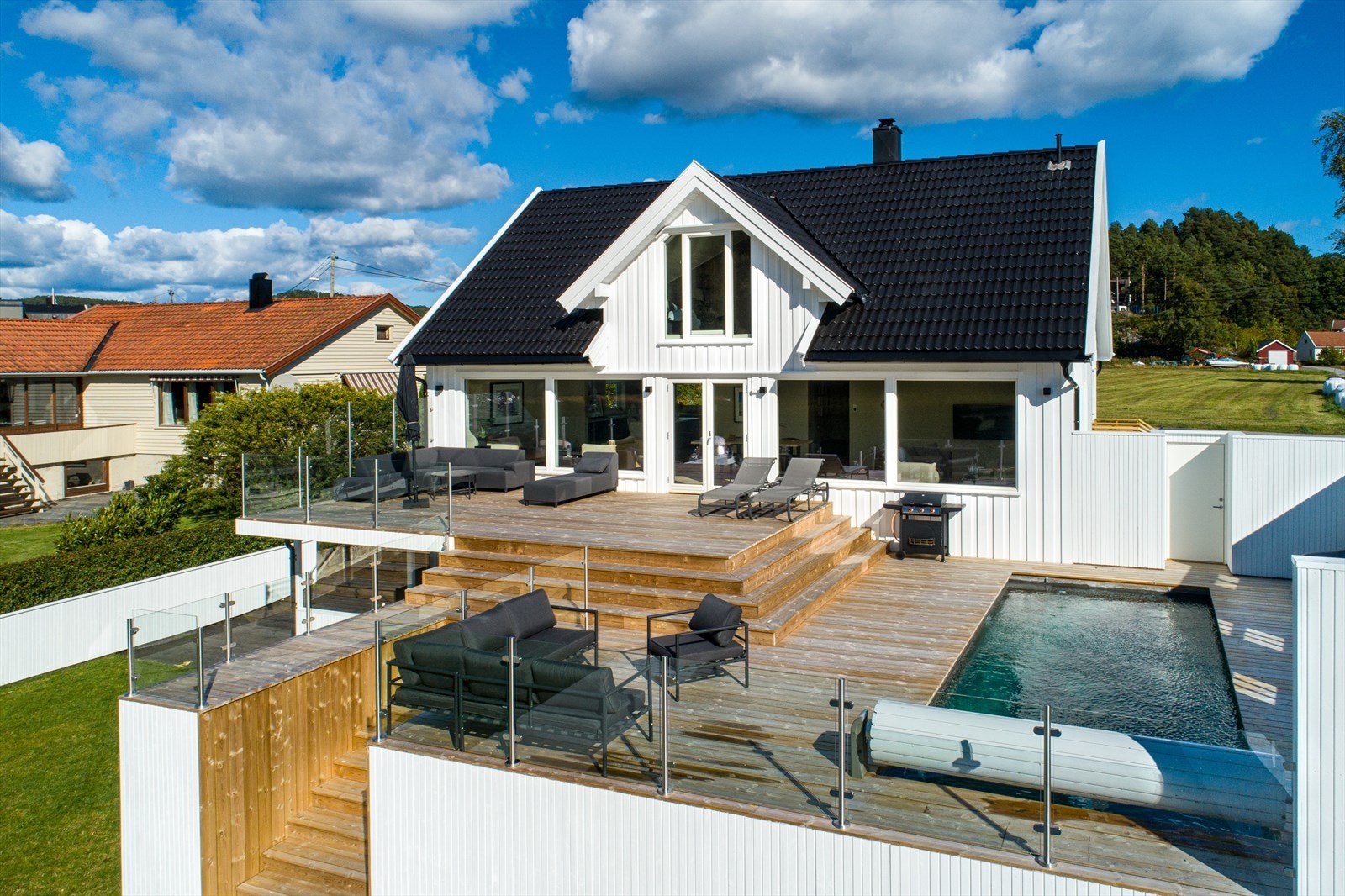 Uteområdet byr på flere muligheter sittegrupper, grill og hygge. Galleribilde