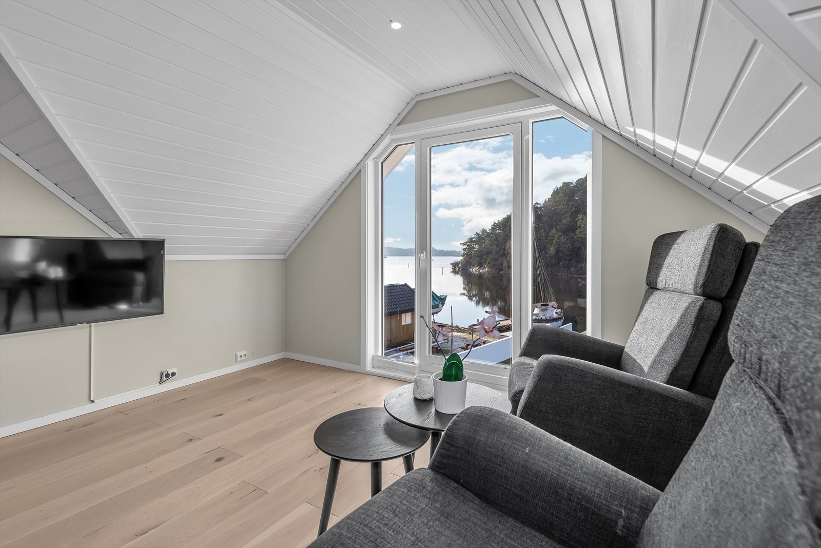 Hyggelig TV-stue på loft med utsikt mot sjøen. Galleribilde