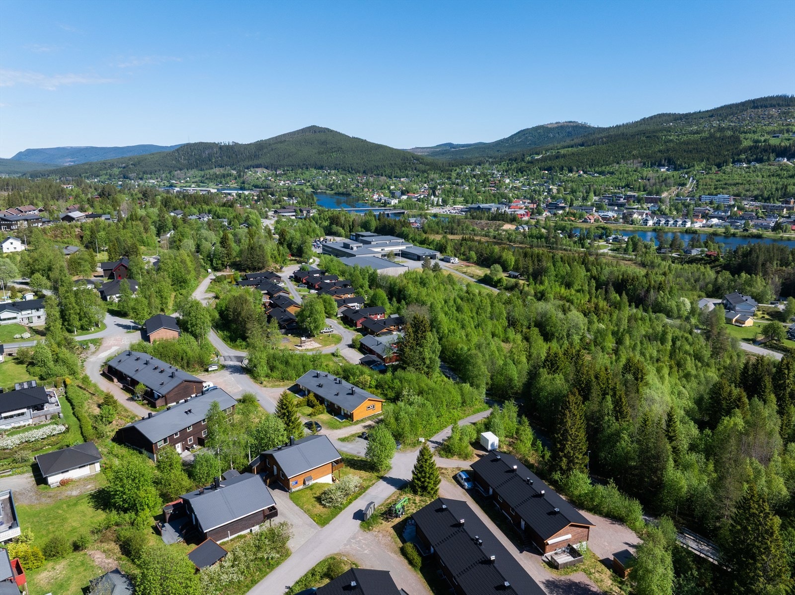 Hverdagslogistikken er enkel med kort vei til dagligvarebutikker, barnehage, skoler, idrettsplass og Trysilfjellet. Galleribilde
