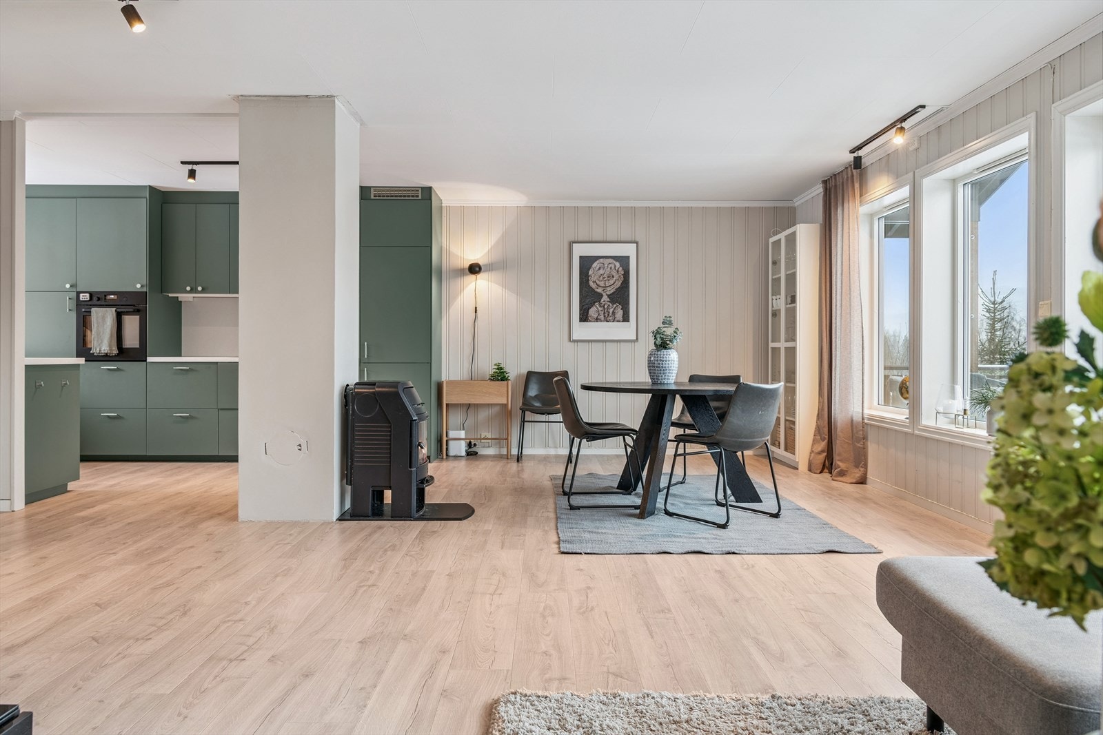 Den innbydende åpne løsningen med for stue/kjøkken gjør bolig meget hyggelig og sosial. Den sentralt plasserte vedovnen skaper en lun atmosfære og gir god varme på kalde dager. Galleribilde