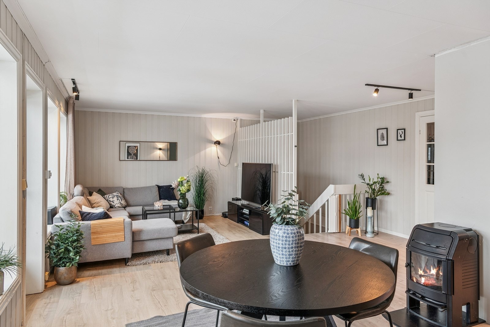 Det åpne trapperommet ned til sokkeletasjen bidrar også til en lett og god stemning. Galleribilde
