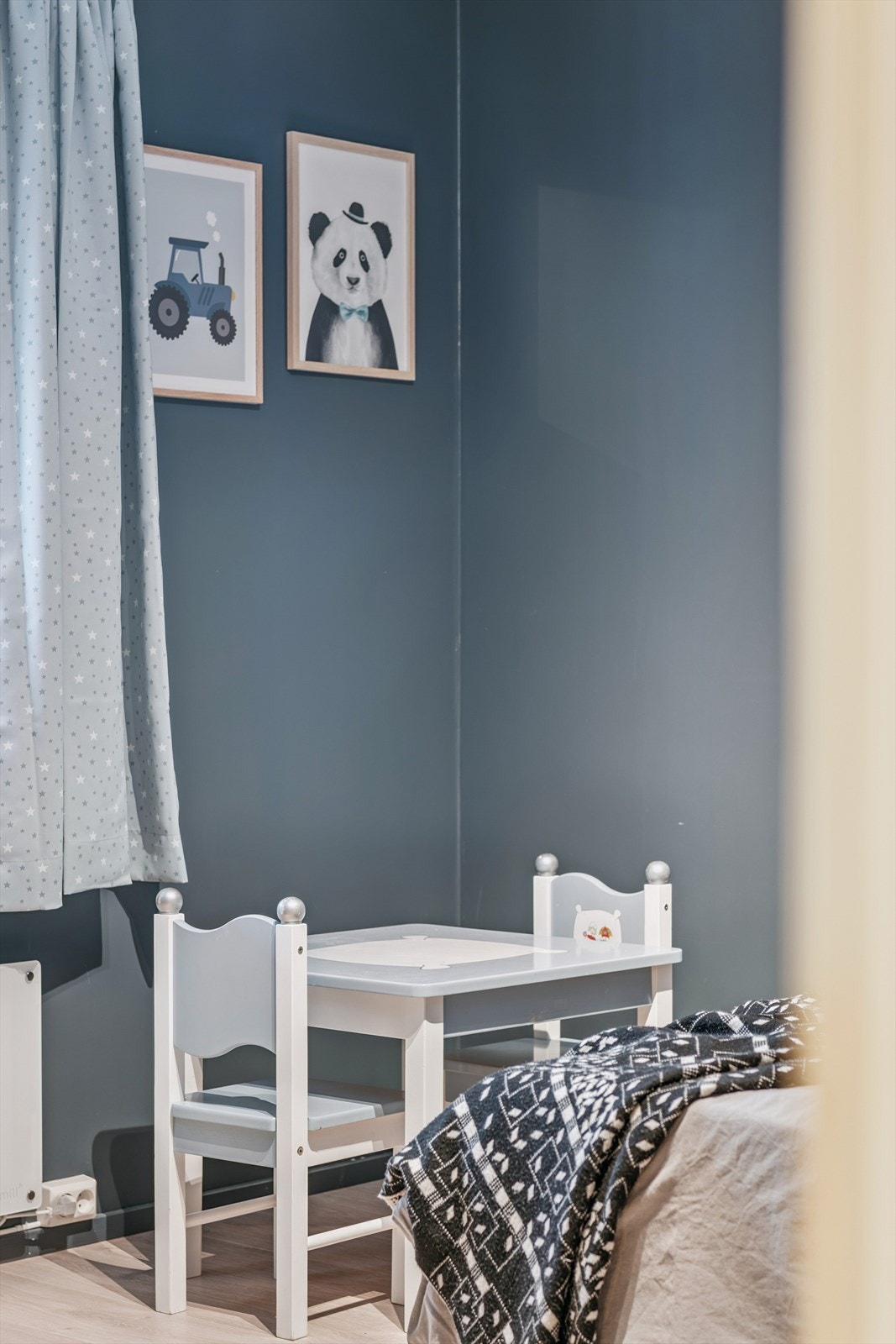 Rommet har plass til både seng og en liten lekekrok. Galleribilde