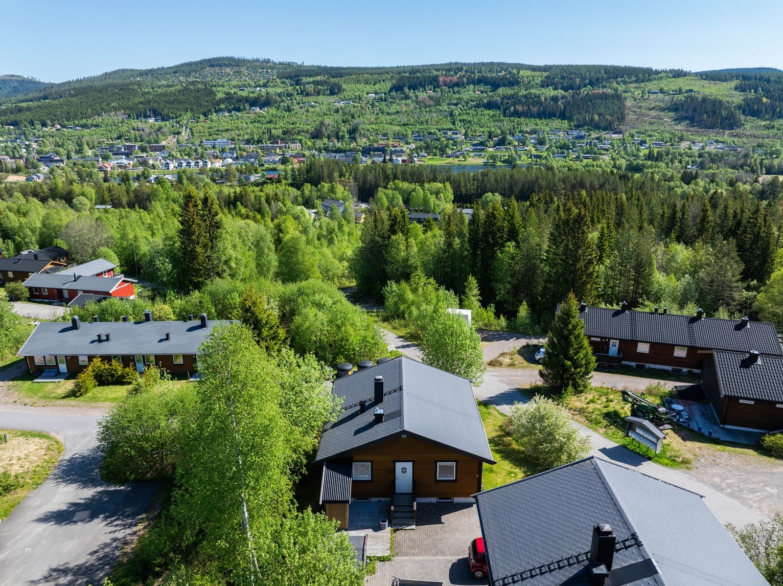 Hyggelig inngangsparti med delvis overbygget uteplass. Parkering i innkjørselen. Galleribilde