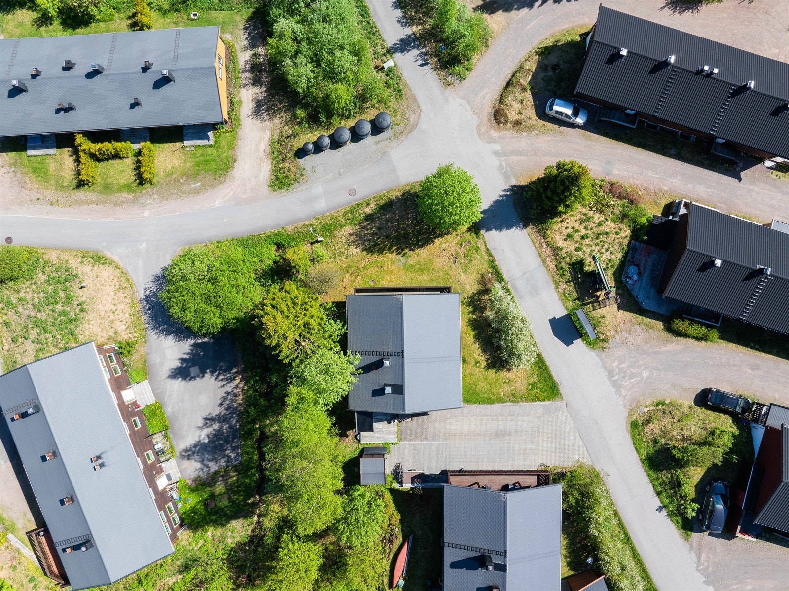 Eiendommen ligger i Vestadbakken borettslag, med stort fellesareal og egen lekeplass. Galleribilde