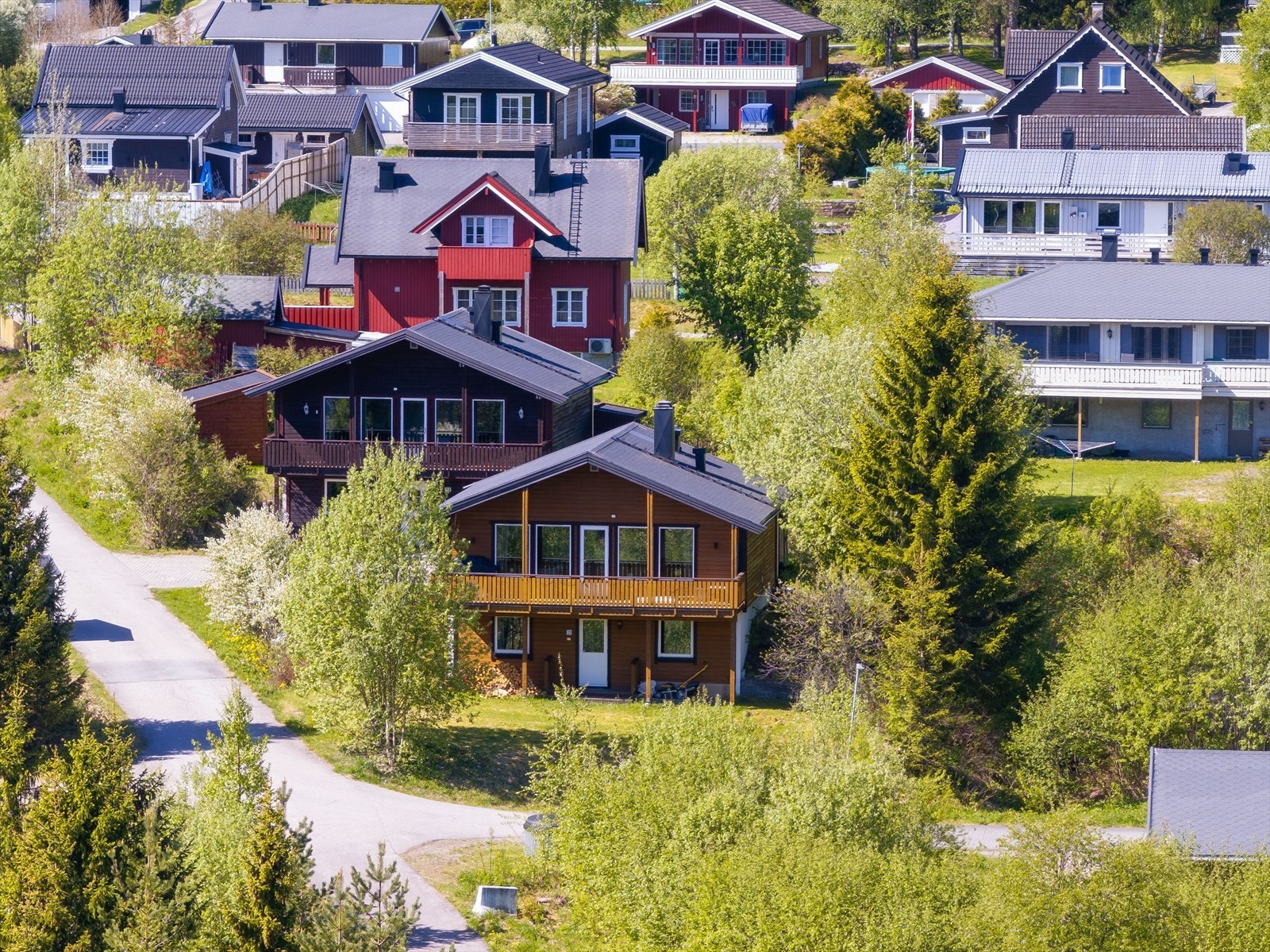 En innholdsrik og familievennlig andelsbolig over to plan med en stor, overbygget veranda, i et veletablert og barnevennlig område. Galleribilde