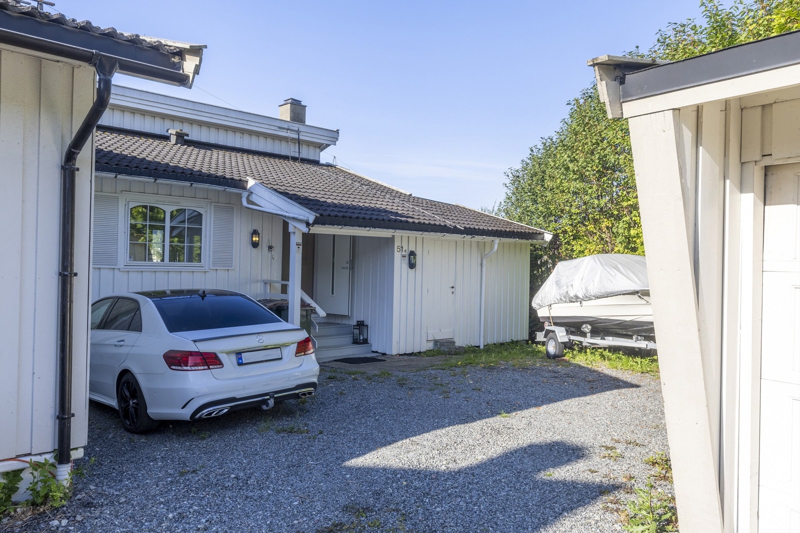 Utvendig trappeadkomst til boligens overbygde inngangsparti i 1. etasje Galleribilde