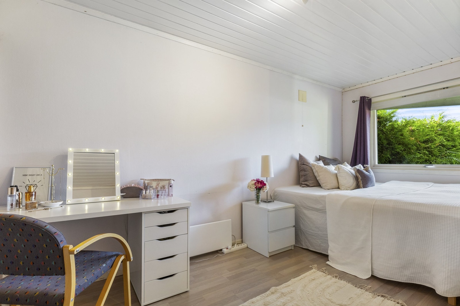 Soverom 1 med laminat på gulv, malt strietapet på vegger og malt panel i himling. Galleribilde