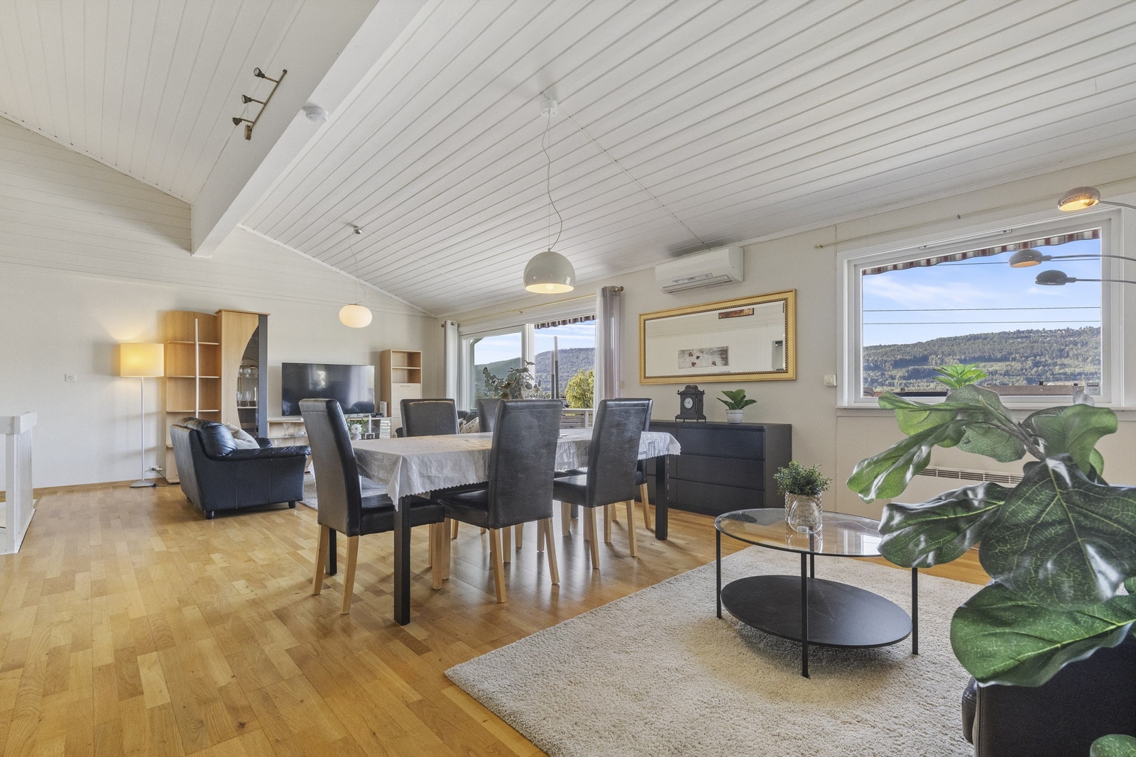 I stuen er det gode lysforhold og god plass til flere møbelgrupper. Galleribilde