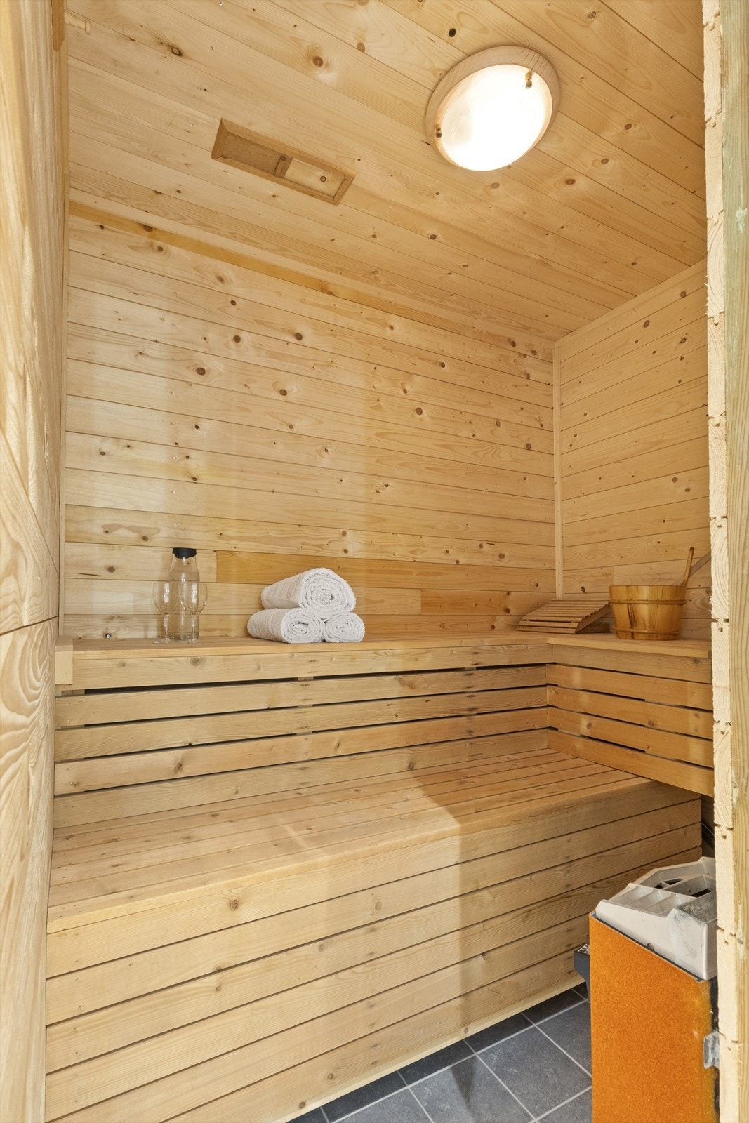 Deilig badstue med plassbygde sittebenker og badstuovn, tilliggende badet i underetasjen. Galleribilde