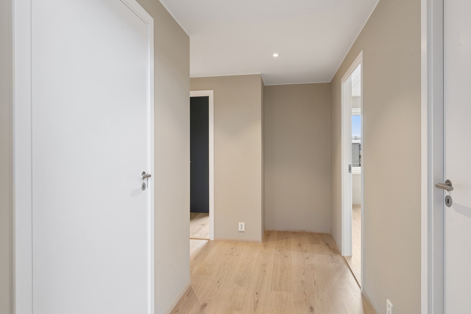 Romslig og fin entré, med plass til garderobe. Galleribilde