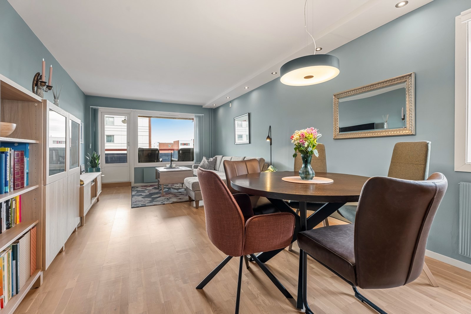 De store vindusflatene slipper inn godt med naturlig lys og gir rommet en lys og luftig følelse. Galleribilde