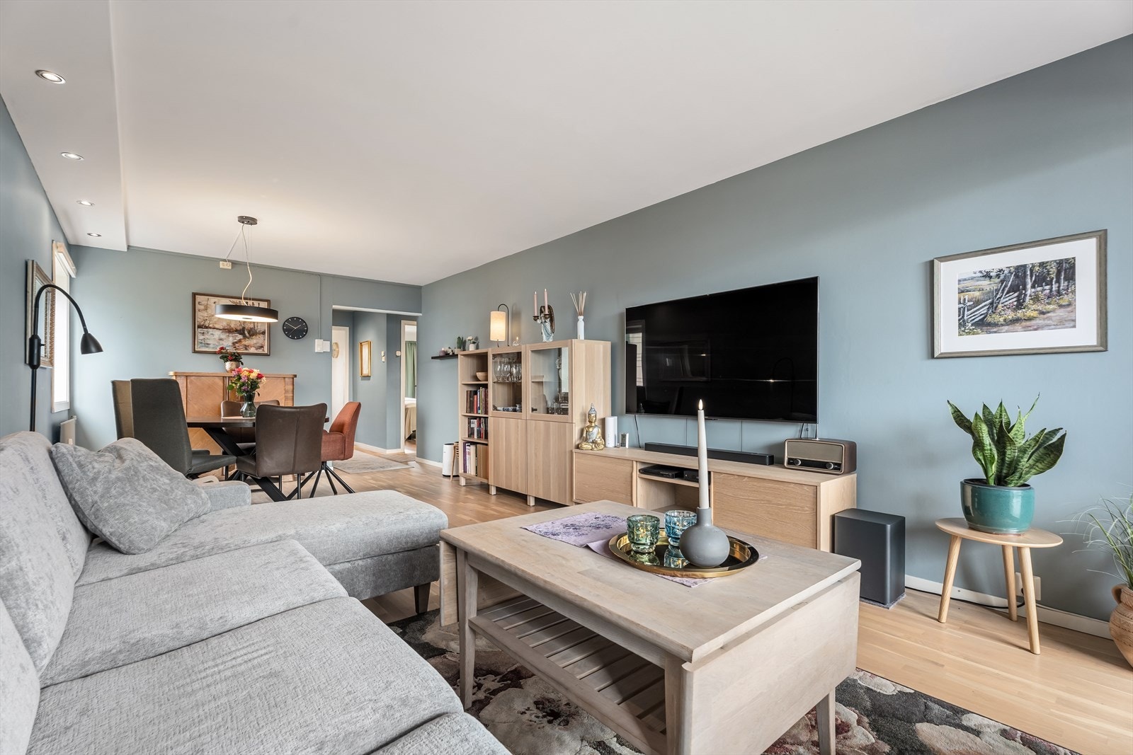 Her har du rikelig med plass til både sofagruppe med tilhørende medialøsning og spisebord. Galleribilde