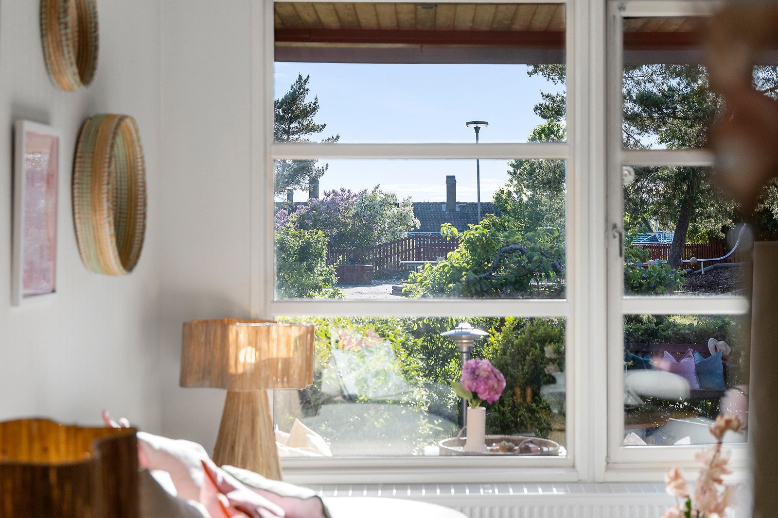 Fra stuen har du utsikt utover felles lekeplass Galleribilde