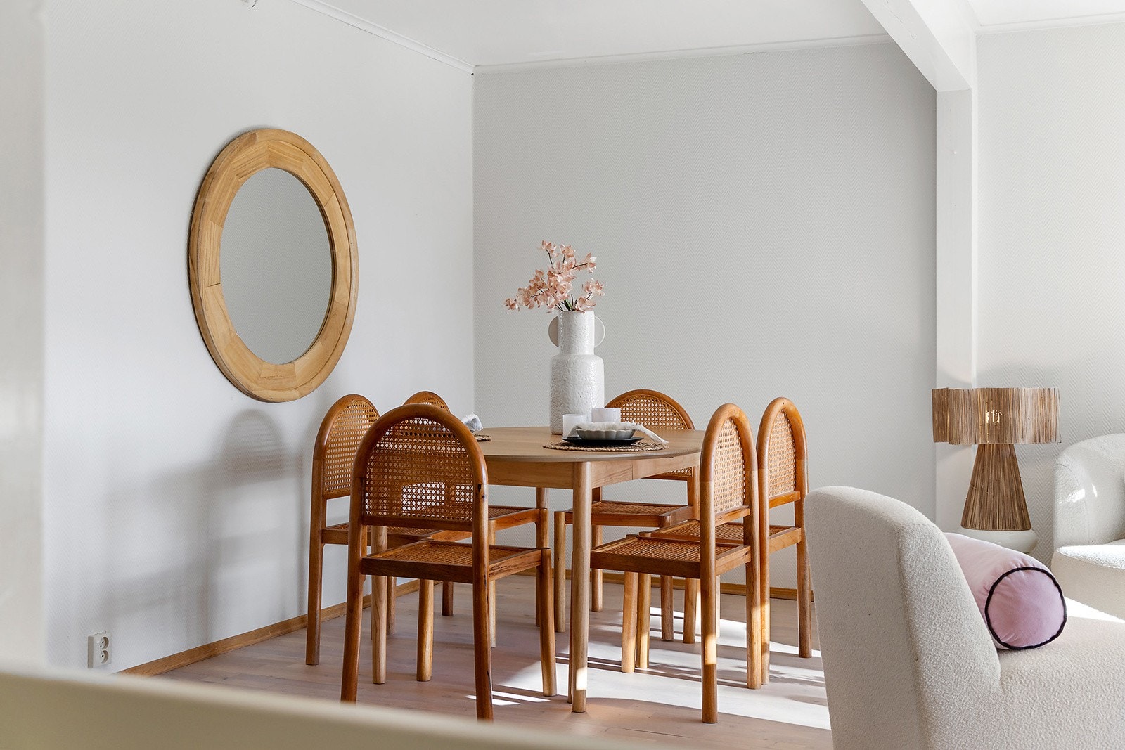 Stuen er et fint samlepunkt for hele familien både for hyggelige middager og roligere dager. Galleribilde