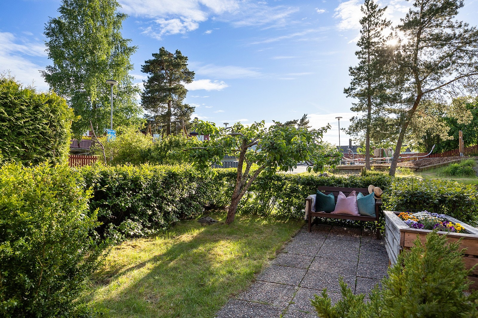 Flott hage på framsiden av huset Galleribilde