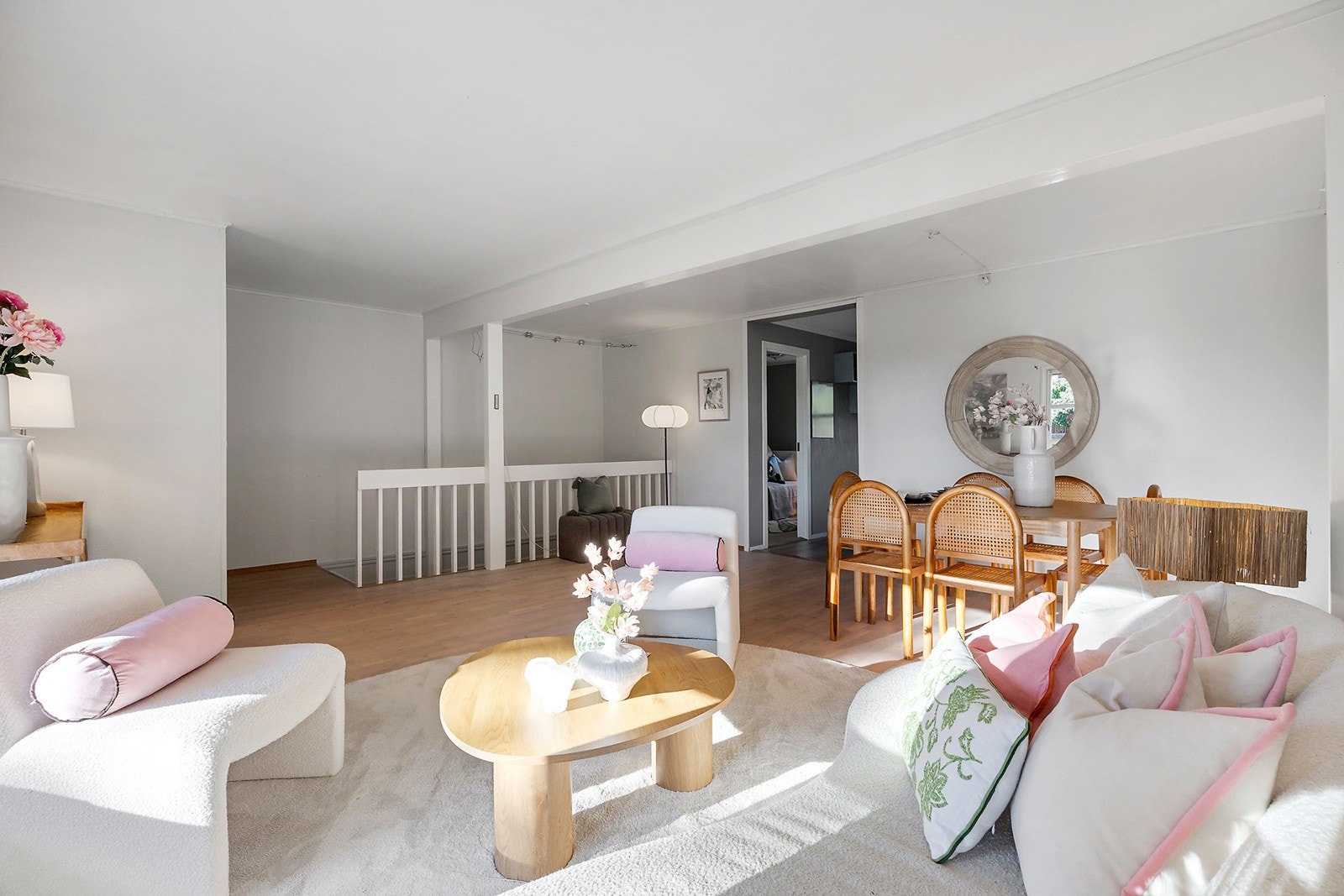 Stuen er i god størrelse med fine møbleringsmuligheter Galleribilde