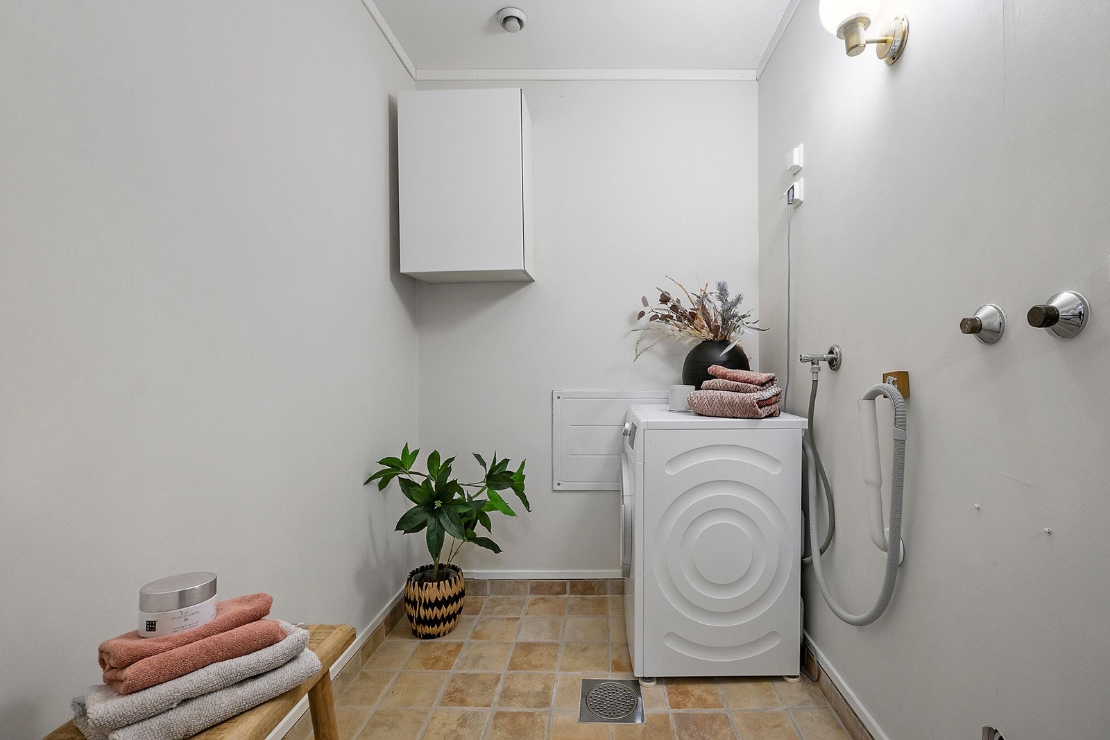 Separat vaskerom med plass til vaskemaskin og tørketrommel. Galleribilde