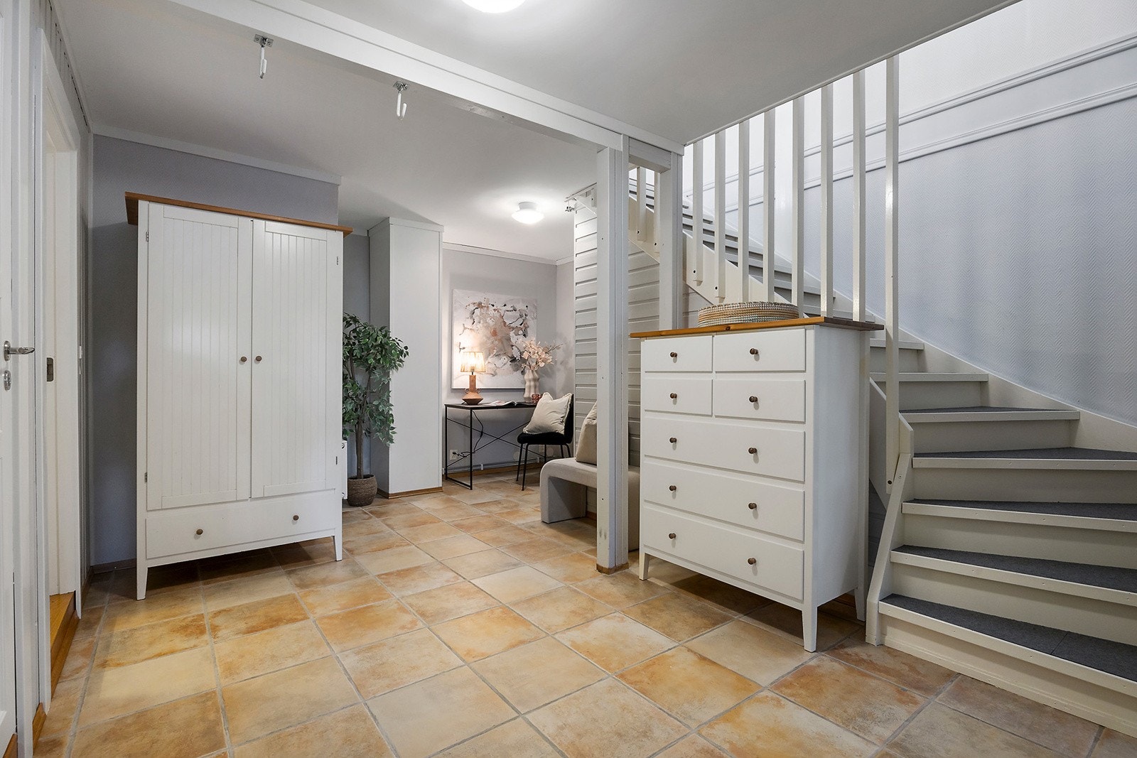 Trapp ned til underetasje med flere bruksmuligheter. Galleribilde
