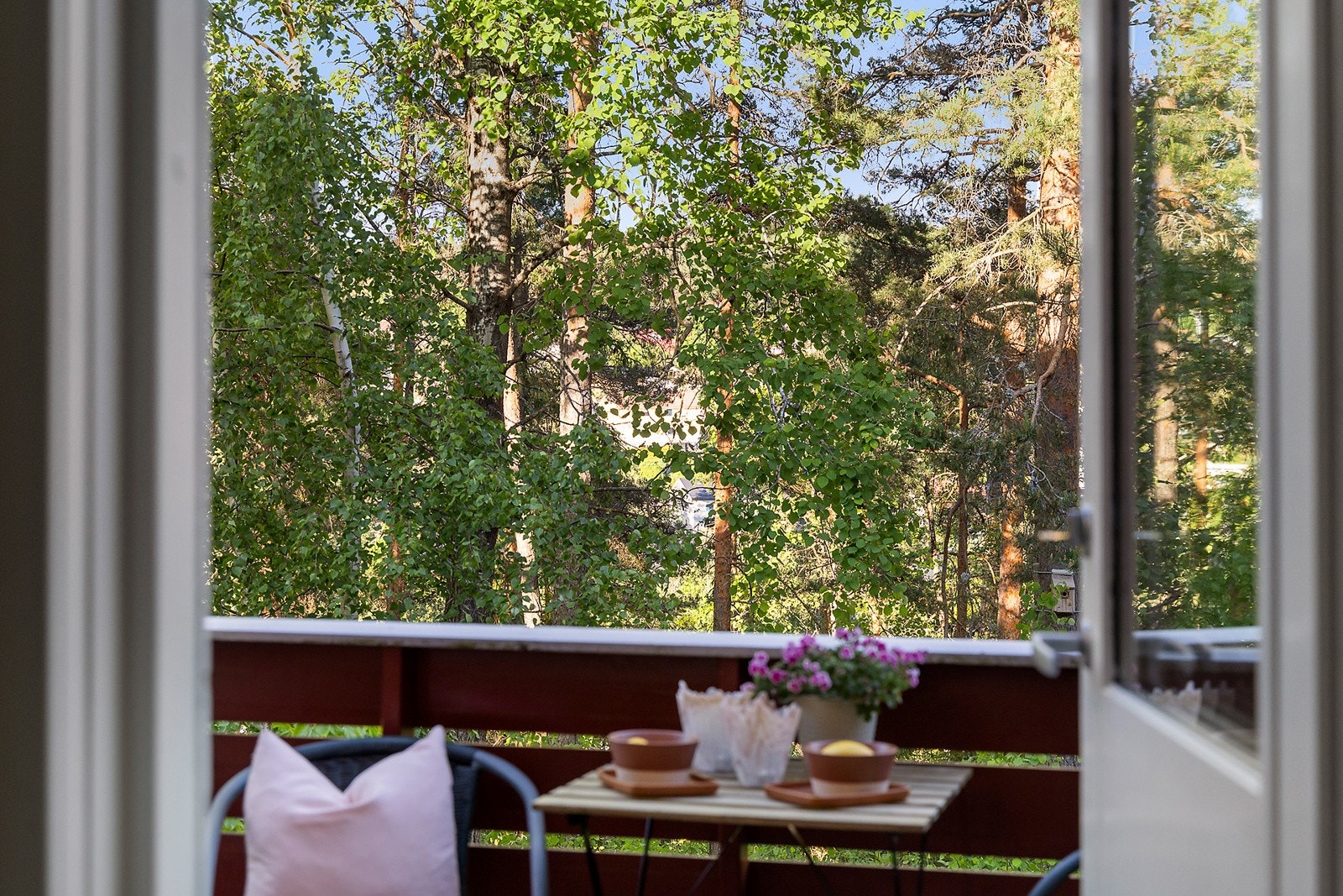 Balkongen byr på herlige solforhold på morgenskvisten og er perfekt for rolige morgener med kaffe i solen. Galleribilde
