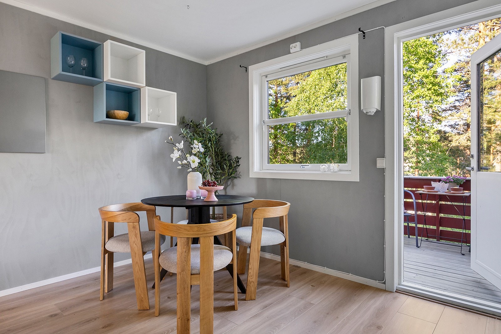 På kjøkkenet har du plass til stort frokostbord Galleribilde