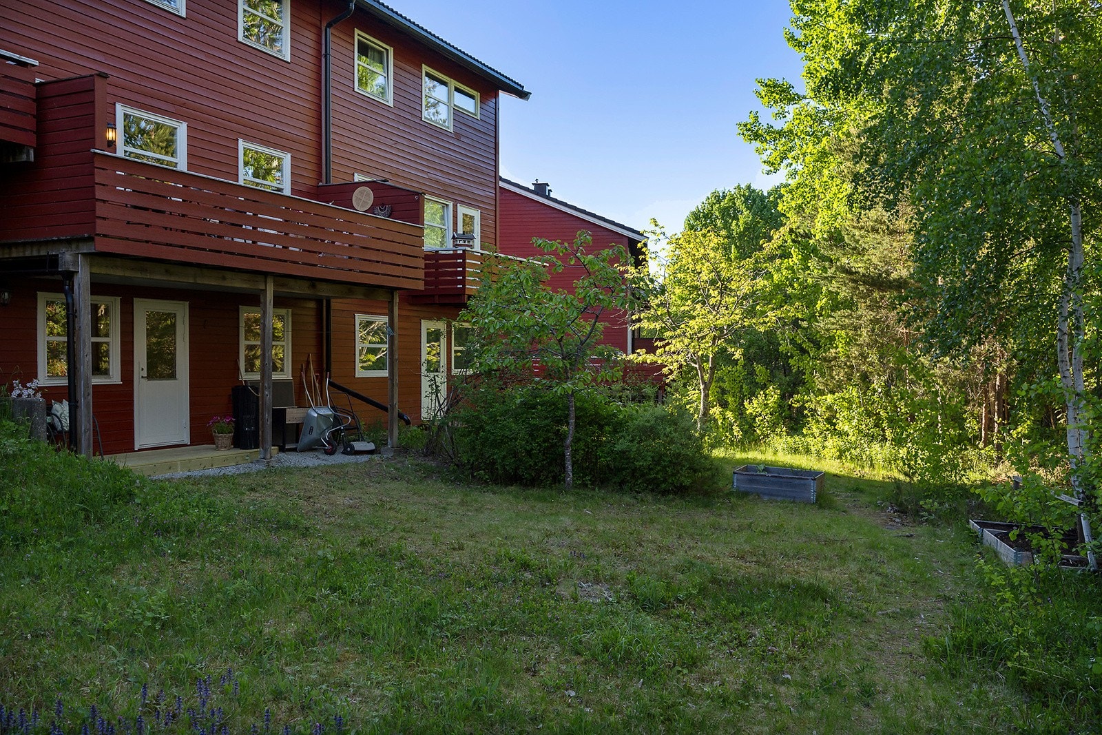 Boligen disponerer en stor hage på baksiden med fin uteplass og direkte adkomst til skogen. Galleribilde