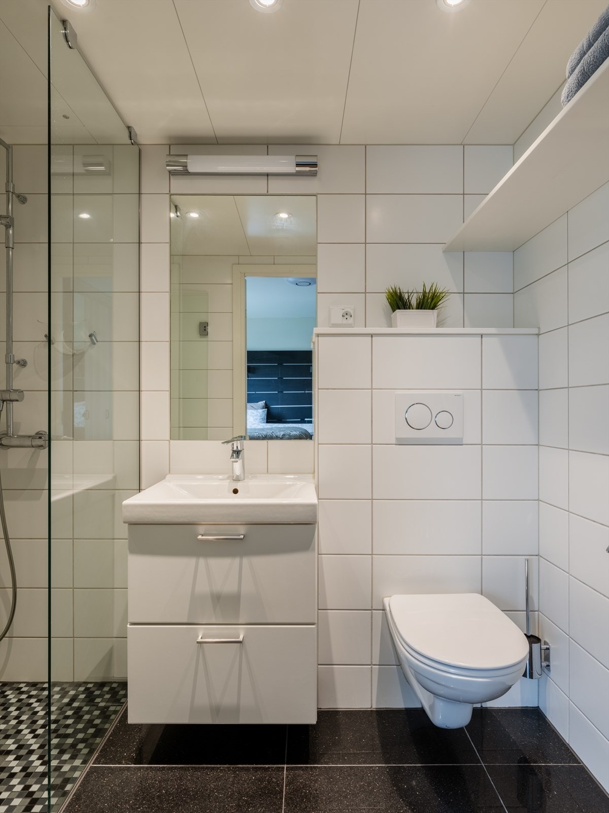 Dette badet er tilknyttet hovedsoverommet og har elektriske varmekabler i gulvet og dusjhjørne med glassvegger. Galleribilde